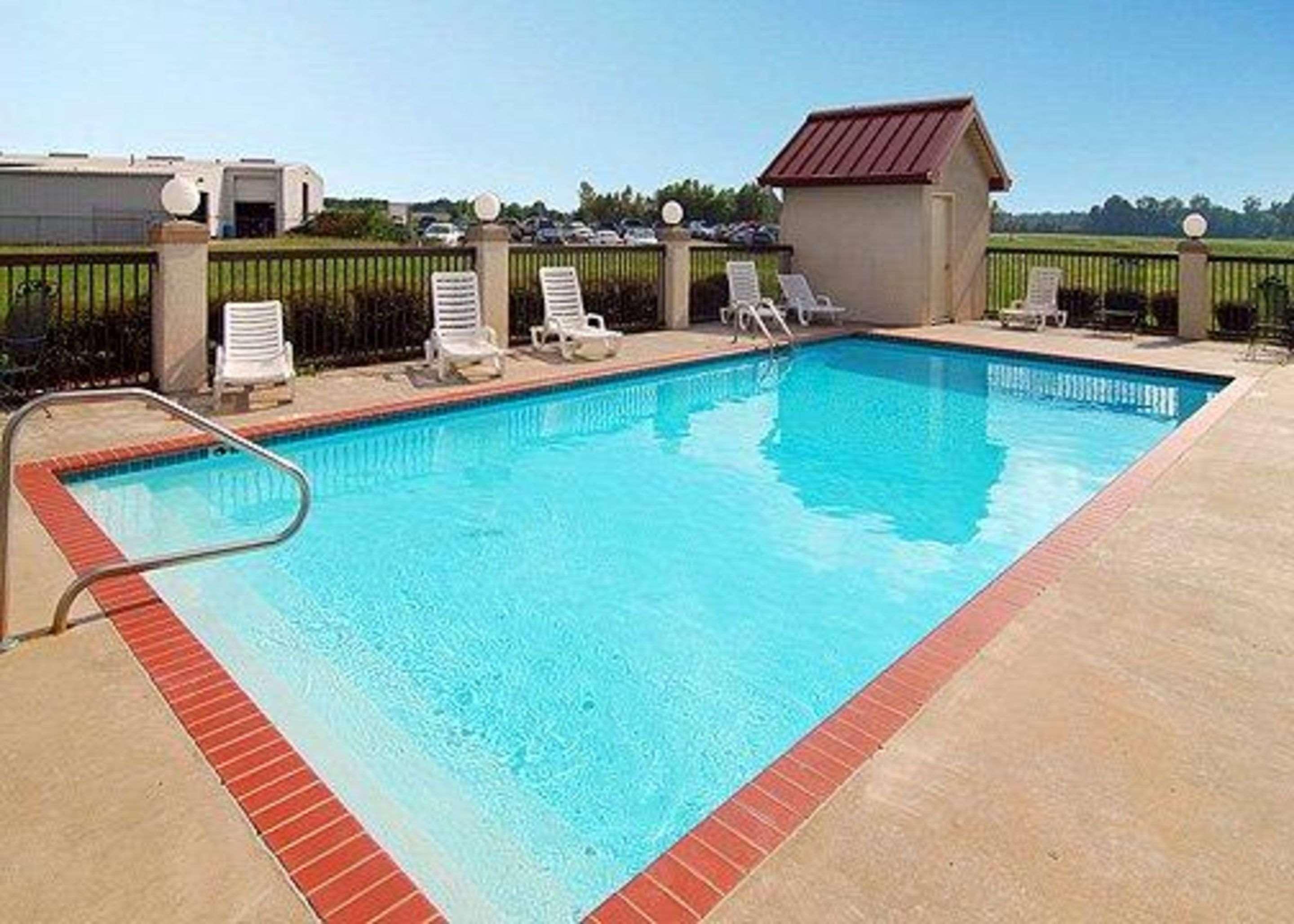 Quality Inn & Suites Pine Bluff Exterior foto
